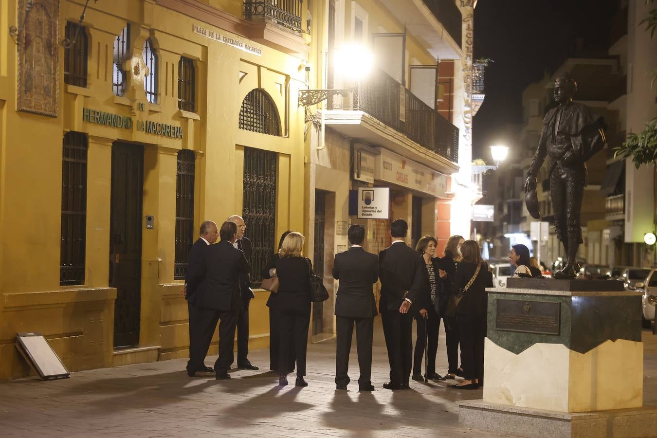 Los familiares de los generales Queipo de Llano y Bohórquez en la entrada de la hermandad de la Macarena