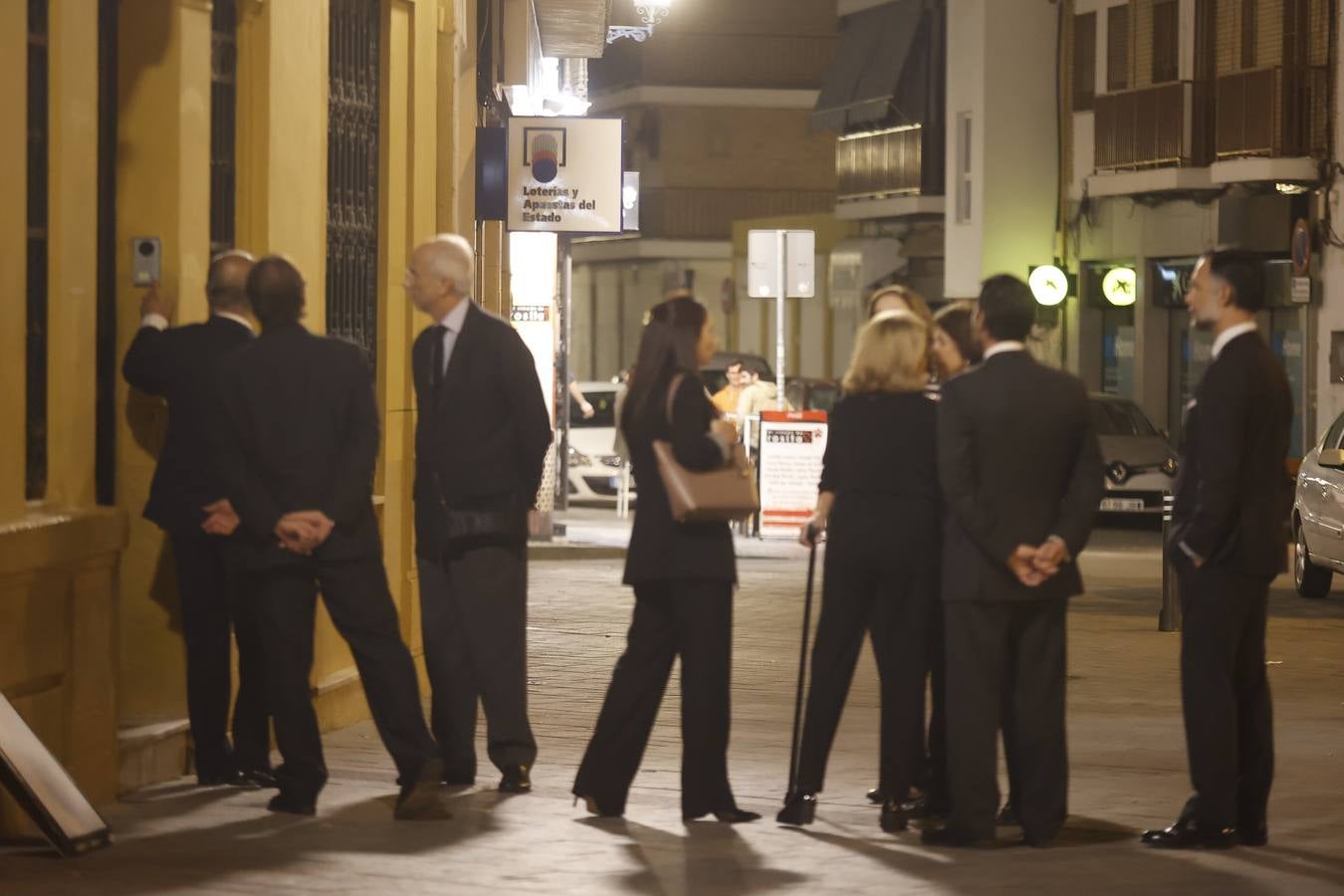 Los familiares de los generales Queipo de Llano y Bohórquez en la entrada de la hermandad de la Macarena