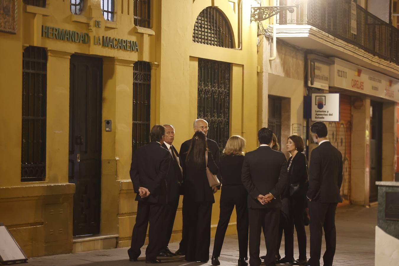 Los familiares de los generales Queipo de Llano y Bohórquez en la entrada de la hermandad de la Macarena