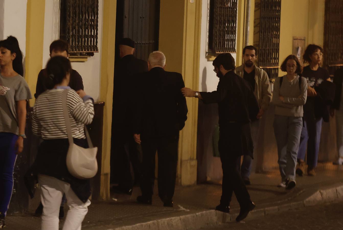 Los familiares de los generales Queipo de Llano y Bohórquez en la entrada de la hermandad de la Macarena