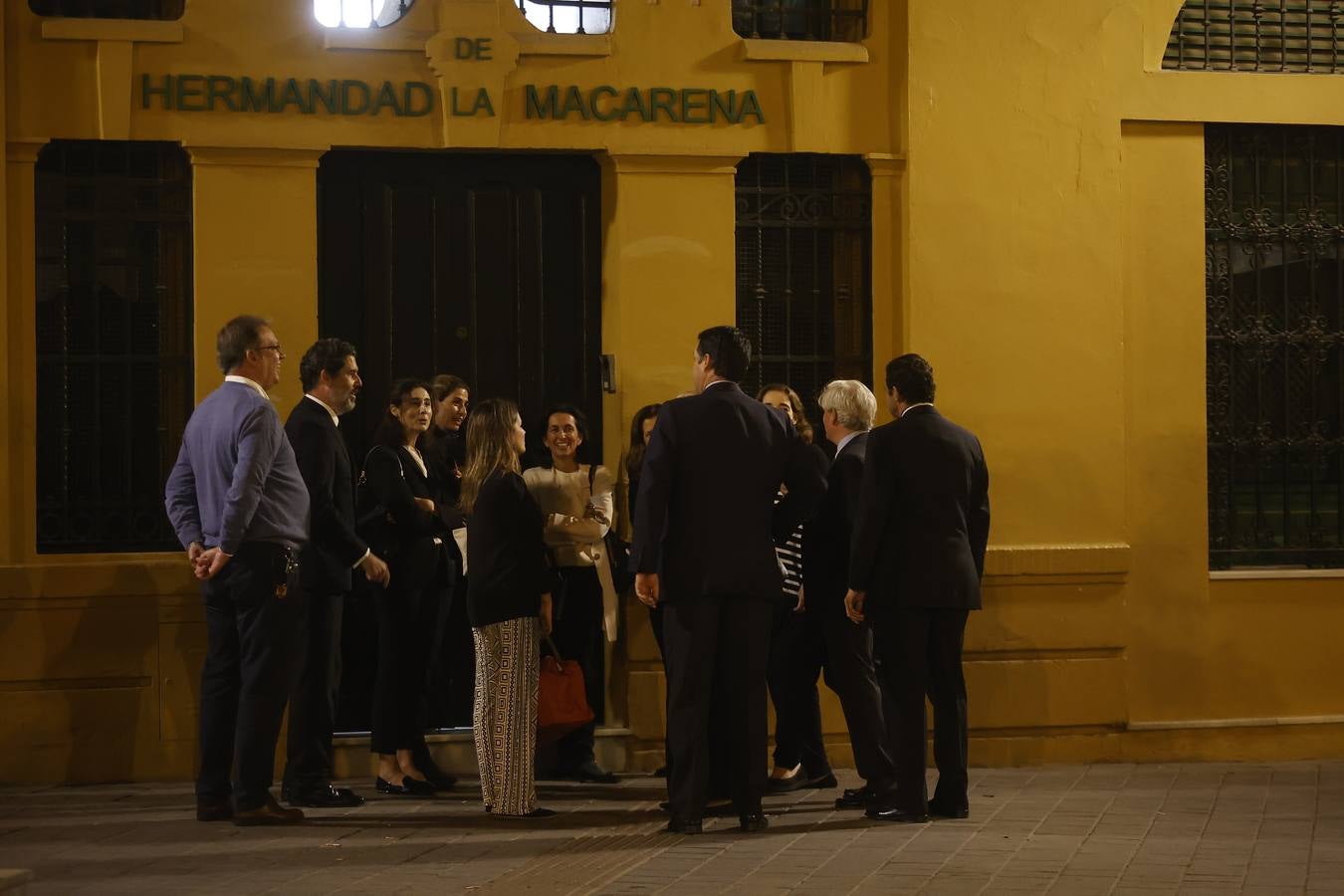Los familiares de los generales Queipo de Llano y Bohórquez en la entrada de la hermandad de la Macarena