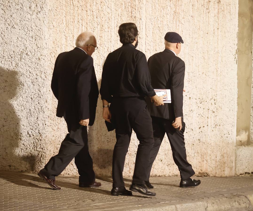 Los familiares de los generales Queipo de Llano y Bohórquez en la entrada de la hermandad de la Macarena