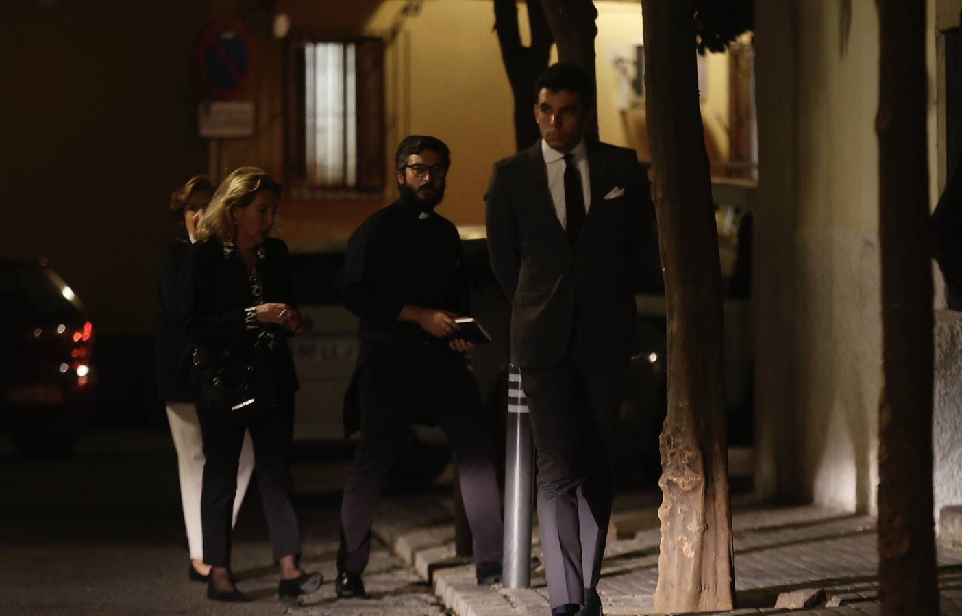 Los familiares de los generales Queipo de Llano y Bohórquez en la entrada de la hermandad de la Macarena