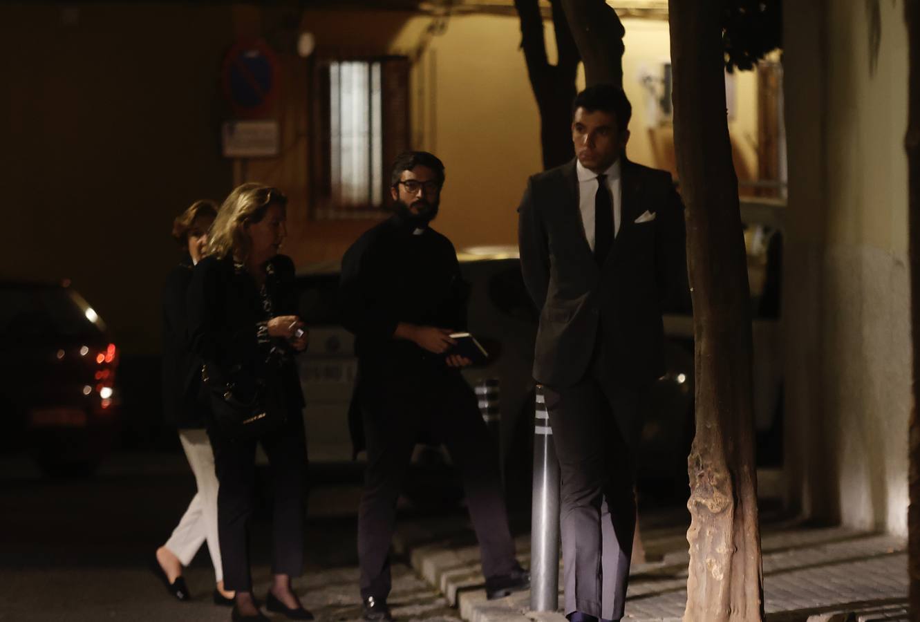 Los familiares de los generales Queipo de Llano y Bohórquez en la entrada de la hermandad de la Macarena