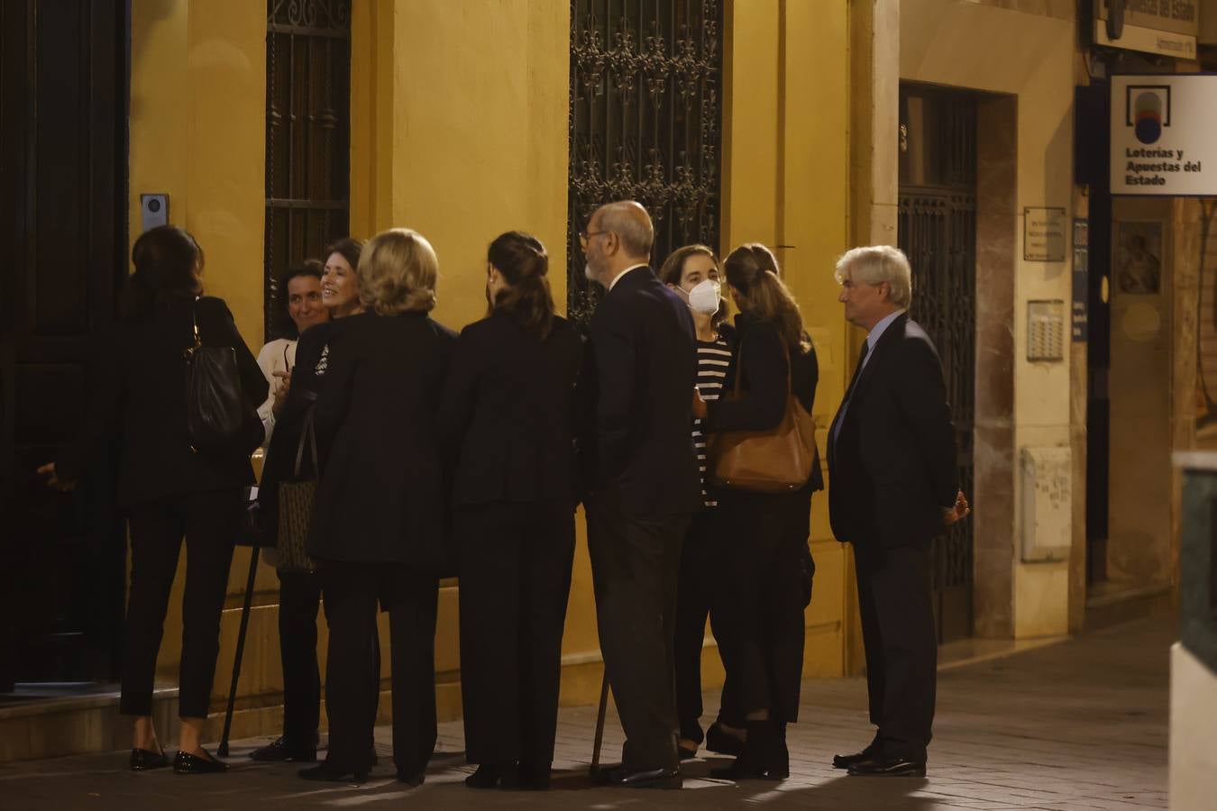 Los familiares de los generales Queipo de Llano y Bohórquez en la entrada de la hermandad de la Macarena