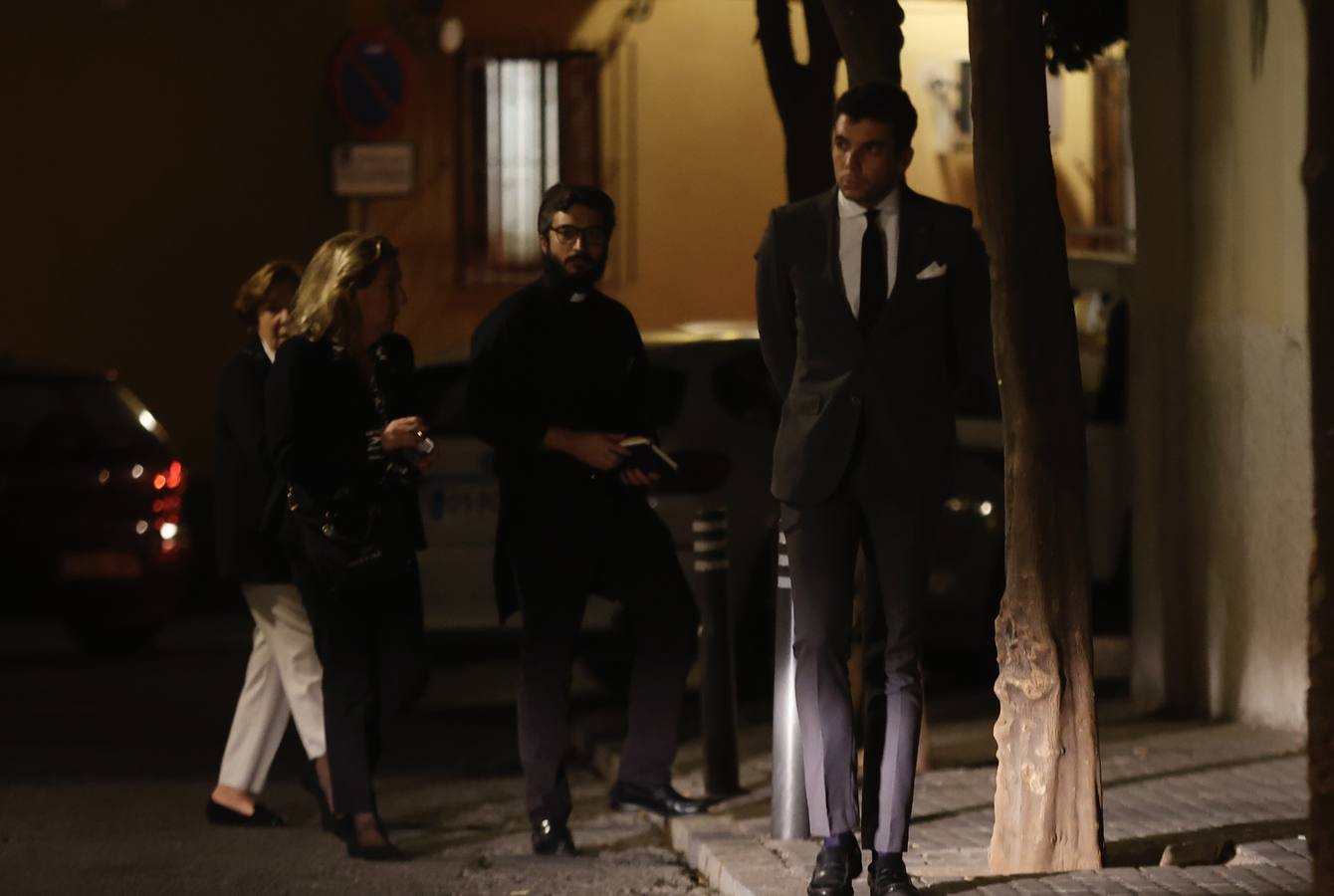 Los familiares de los generales Queipo de Llano y Bohórquez en la entrada de la hermandad de la Macarena