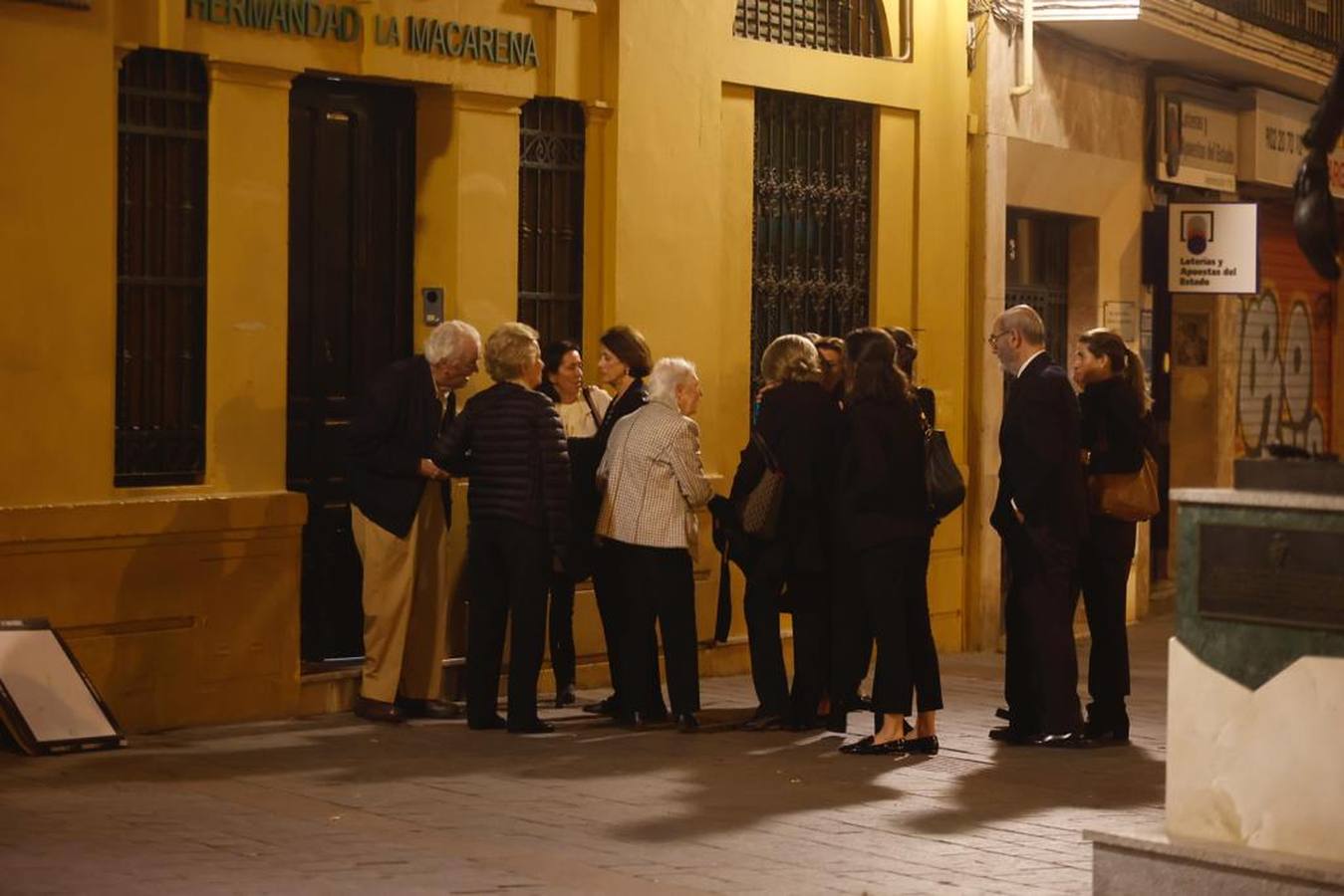 Los familiares de los generales Queipo de Llano y Bohórquez en la entrada de la hermandad de la Macarena