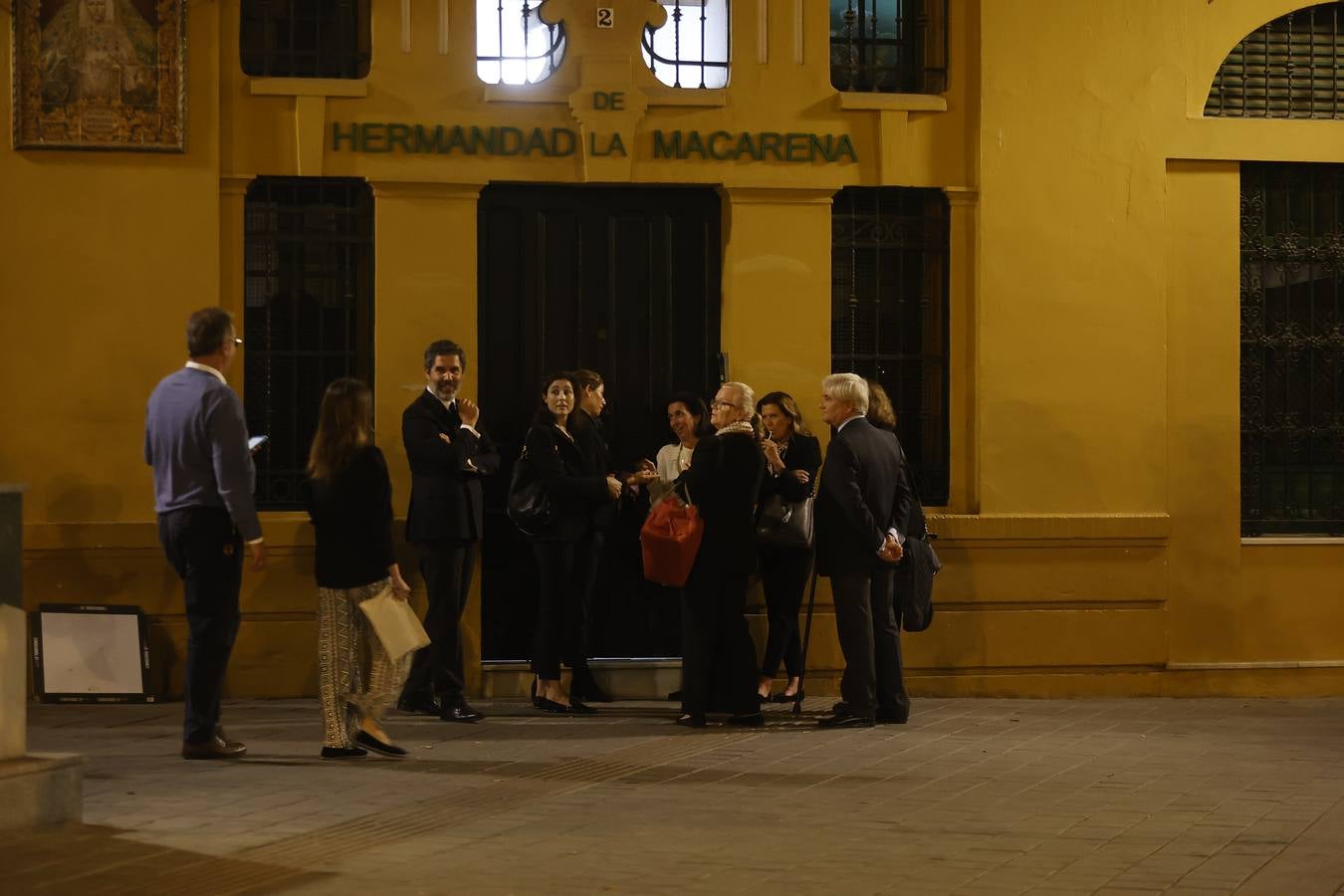 Los familiares de los generales Queipo de Llano y Bohórquez en la entrada de la hermandad de la Macarena