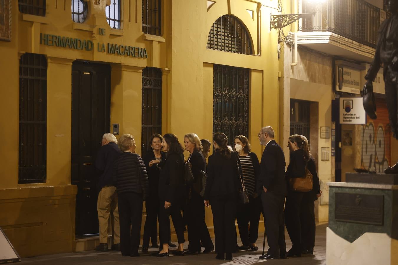 Los familiares de los generales Queipo de Llano y Bohórquez en la entrada de la hermandad de la Macarena