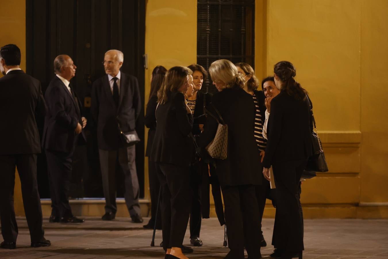Los familiares de los generales Queipo de Llano y Bohórquez en la entrada de la hermandad de la Macarena