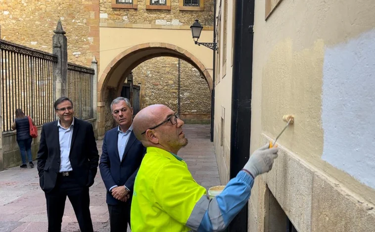 José Luis Sanz se compromete a implantar en Sevilla el sistema para eliminar las pintadas que utiliza Oviedo