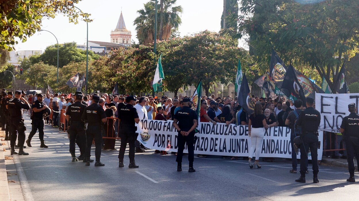 La Policía abre expediente sobre la actuación de un agente en una protesta del taxi en Sevilla