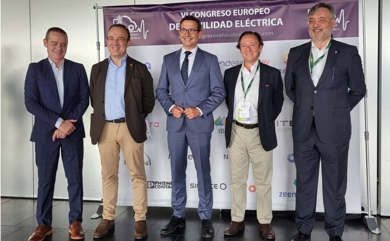 El consejero de Política Industrial y Energía, Jorge Paradela (en el centro), con otros participantes en el VI Congreso Europeo de Movilidad Eléctrica en Sevilla