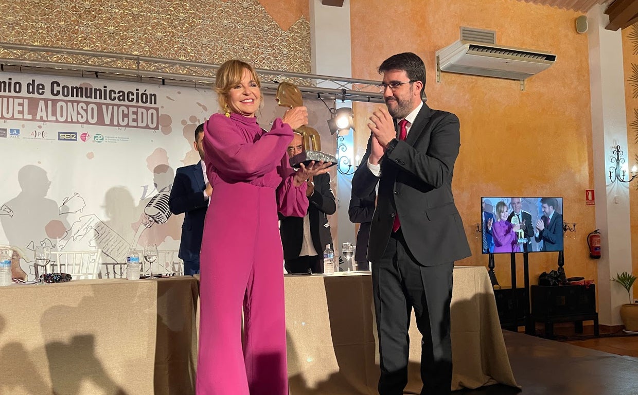 Almudena Ariza, recoge el premio de manos del alcalde de Gerena, Javier Fernández