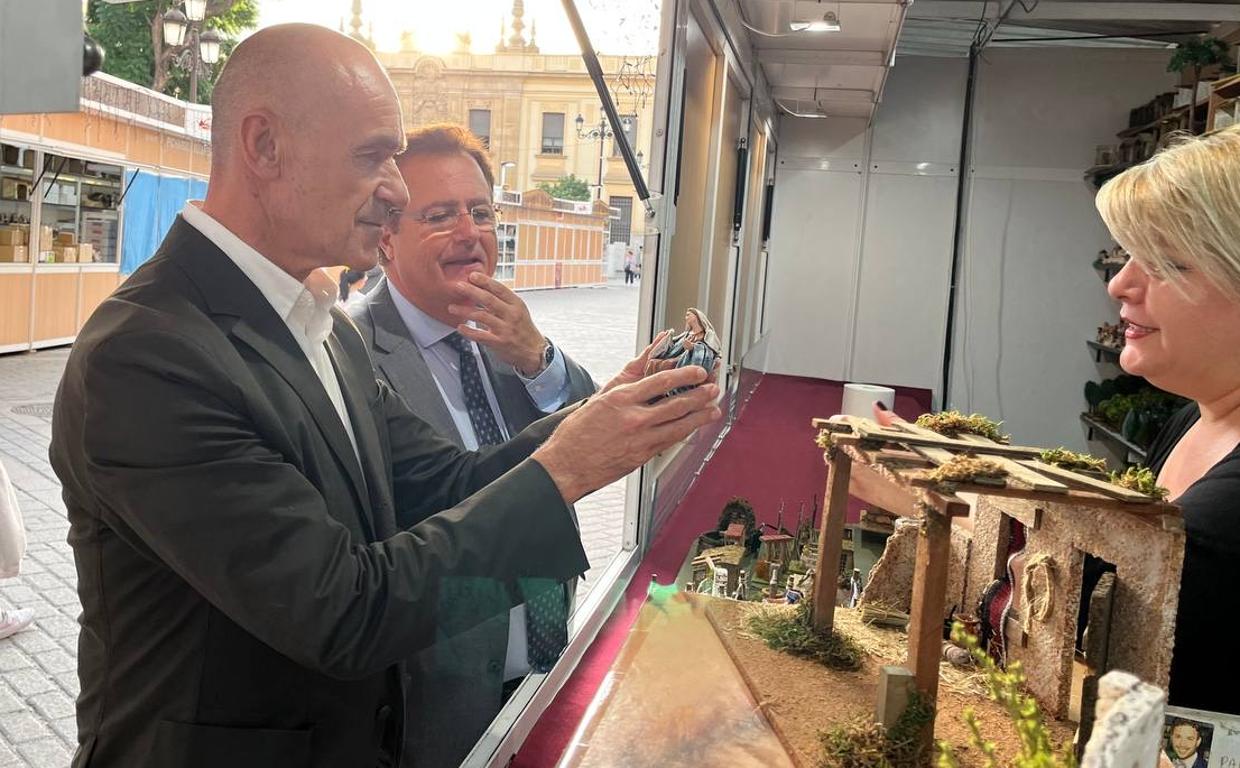 Antonio Muñoz y Juan Carlos Cabrera ante un puesto de belenes este sábado