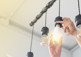 El precio de la luz bajará este martes un 5,2%: estas serán las horas más baratas