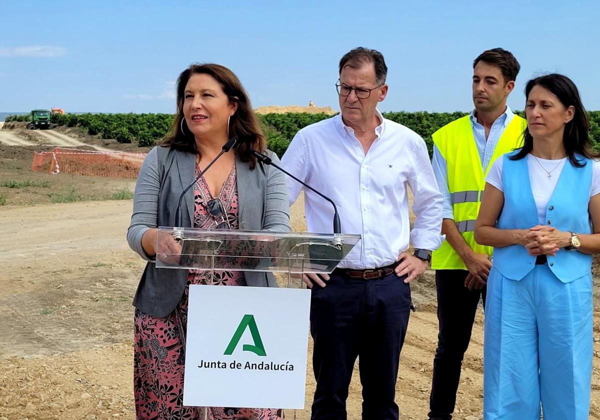 La consejera de Agricultura de la Junta, Carmen Crespo, junto al alcalde de Burguillos, Domingo Delgado