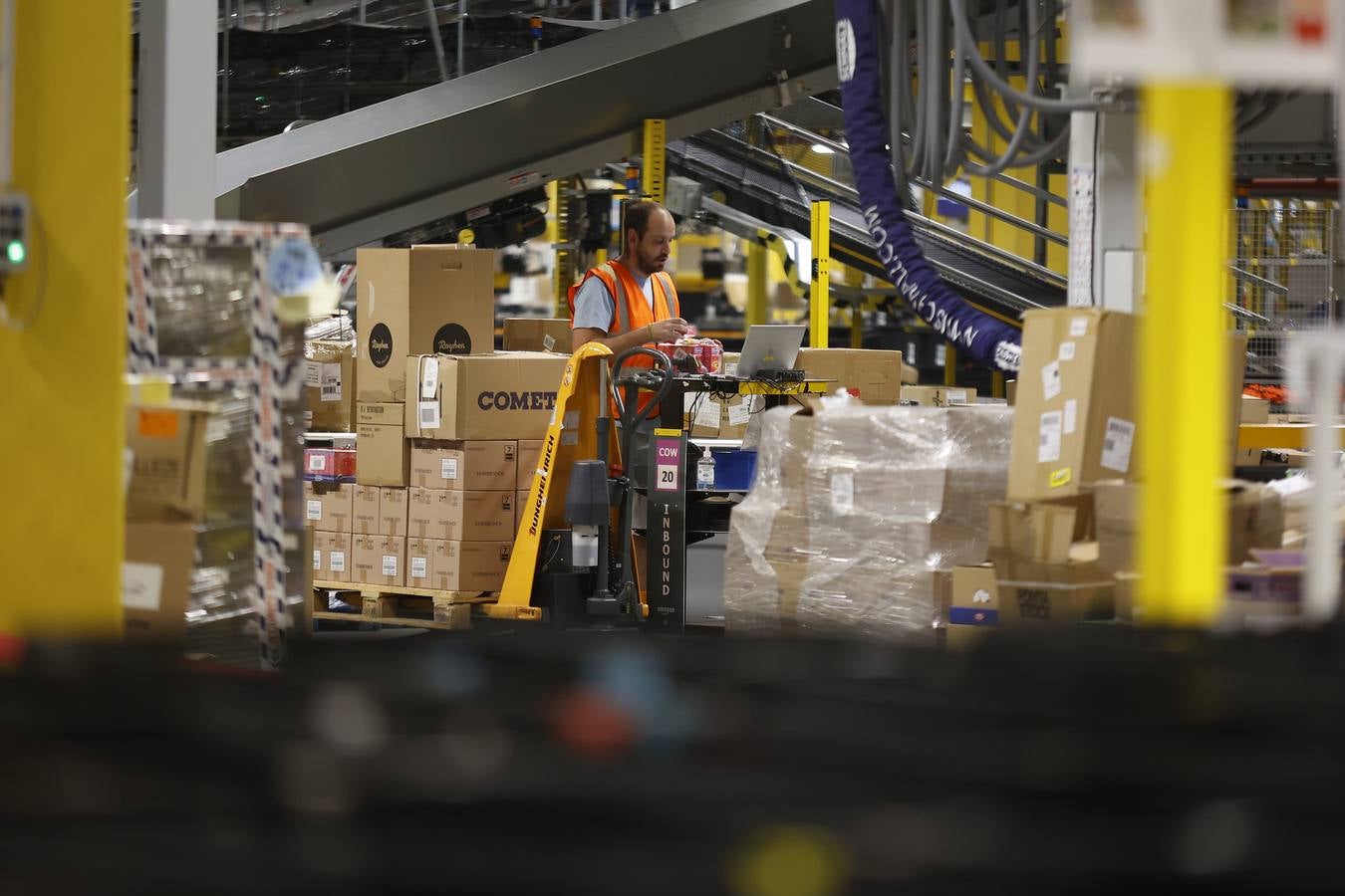 Reportaje gráfico del centro logísitico de Amazon en Sevilla