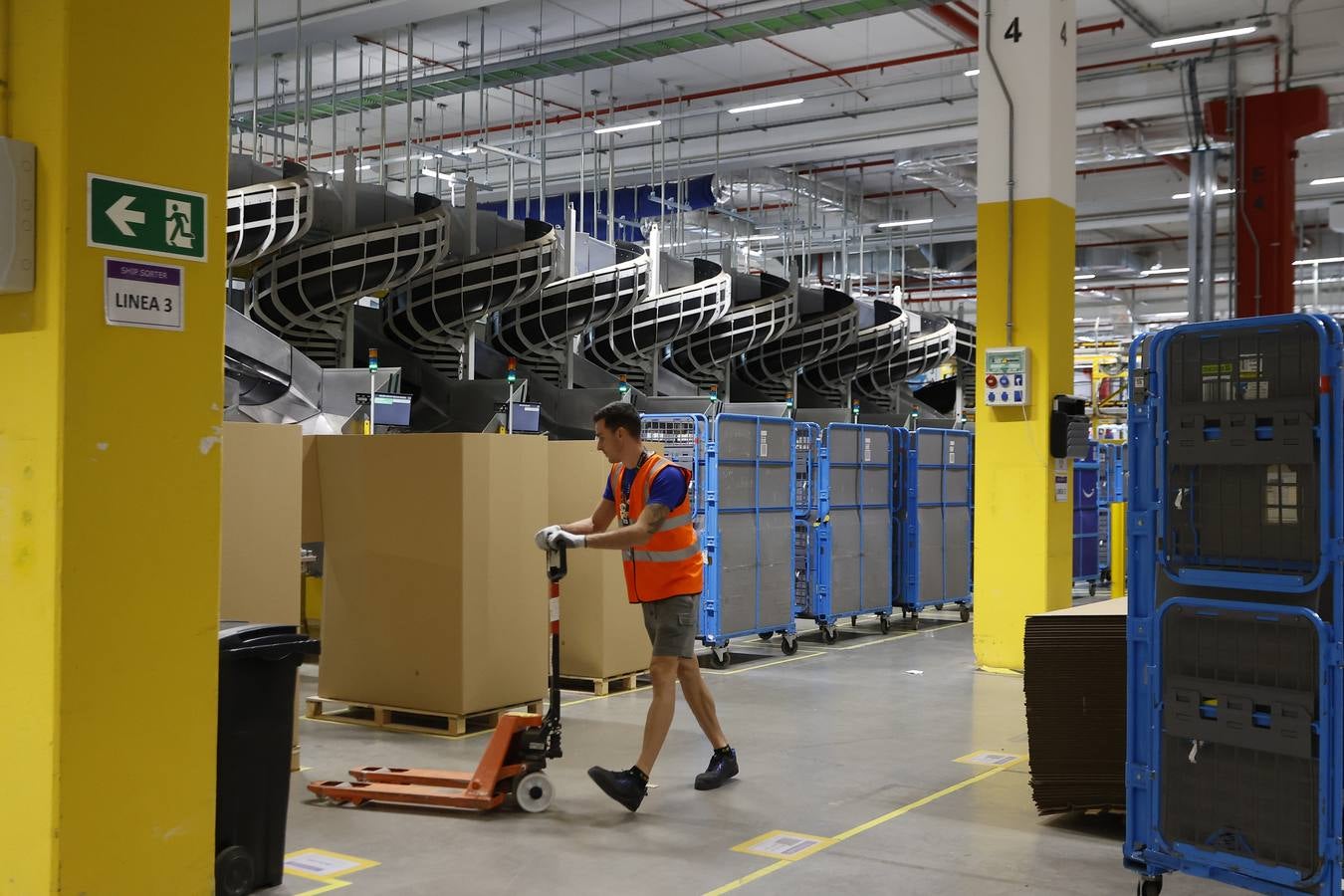 Reportaje gráfico del centro logísitico de Amazon en Sevilla