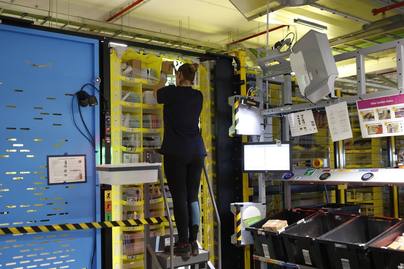 Reportaje gráfico del centro logísitico de Amazon en Sevilla