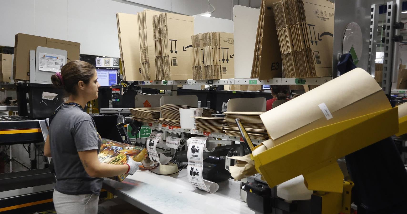Reportaje gráfico del centro logísitico de Amazon en Sevilla