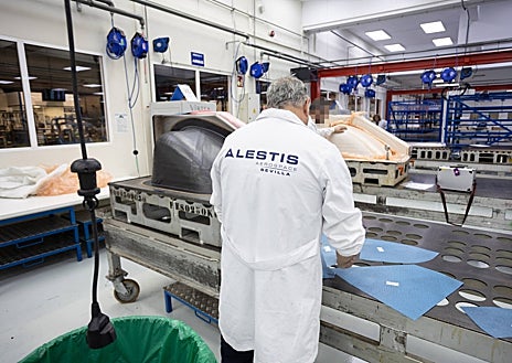 Imagen secundaria 1 - Arriba, autoclave de la fábrica de Alestis Sevilla, donde se 'curan' las piezas aeronáuticas. Abajo, operario de la empresa aeronáutica en la sala limpia de Alestis y María Eugenia Clemente junto a Manuel González Relaño, director industrial de la compañía