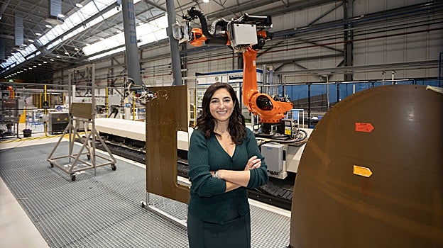 María Eugenia Clemente, con un robot de Alestis que comprueba por ultrasonido las piezas fabricadas