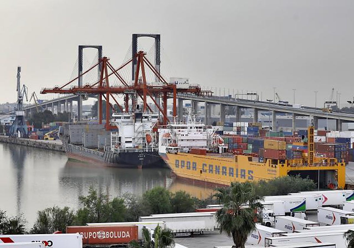 Imagen del Puerto de Sevilla con el puente del Centenario al fondo