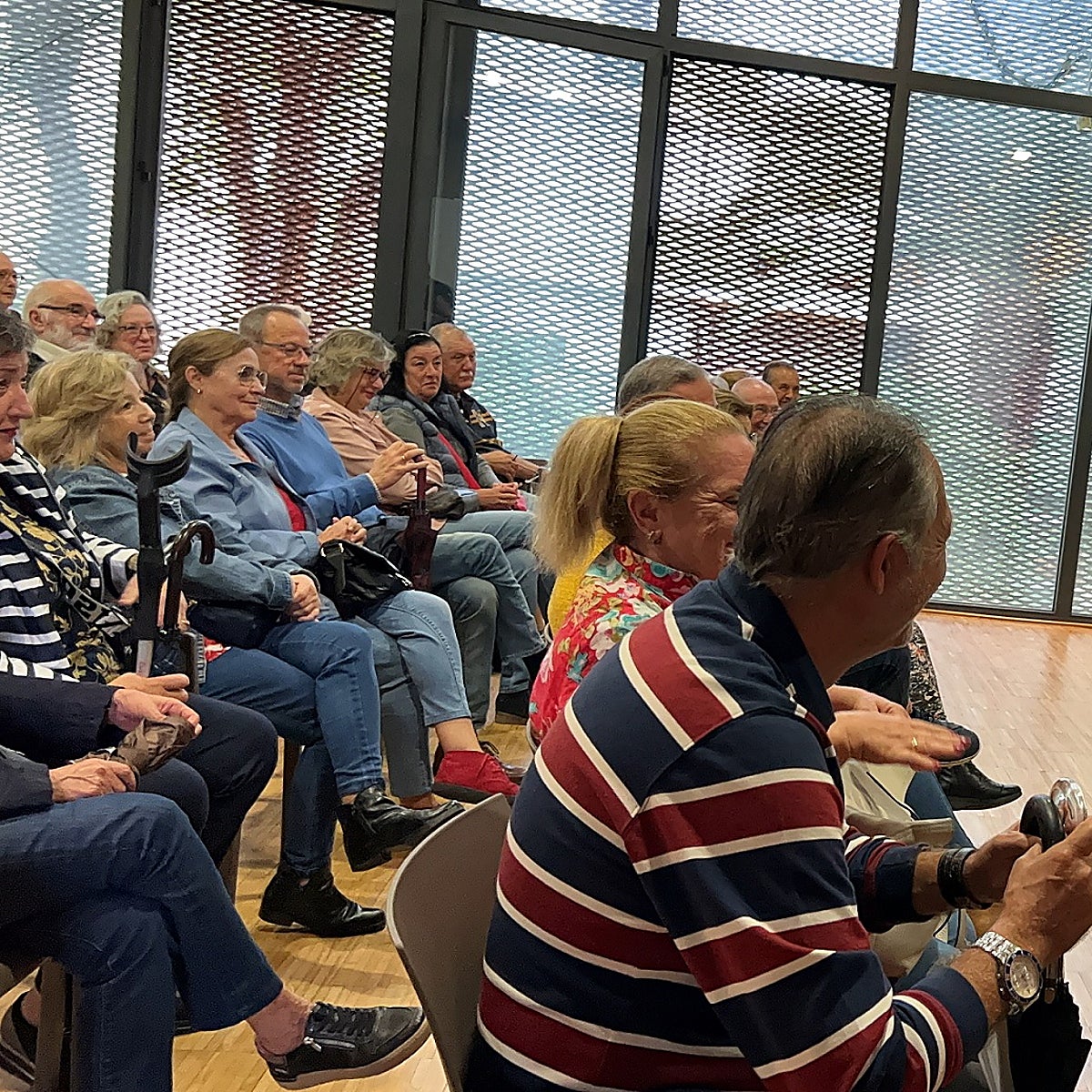 El alcalde anuncia a los vecinos la próxima licitación del ramal del Tranvibús para Alcosa