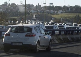 La niebla provoca retenciones kilométricas en los accesos a Sevilla este lunes