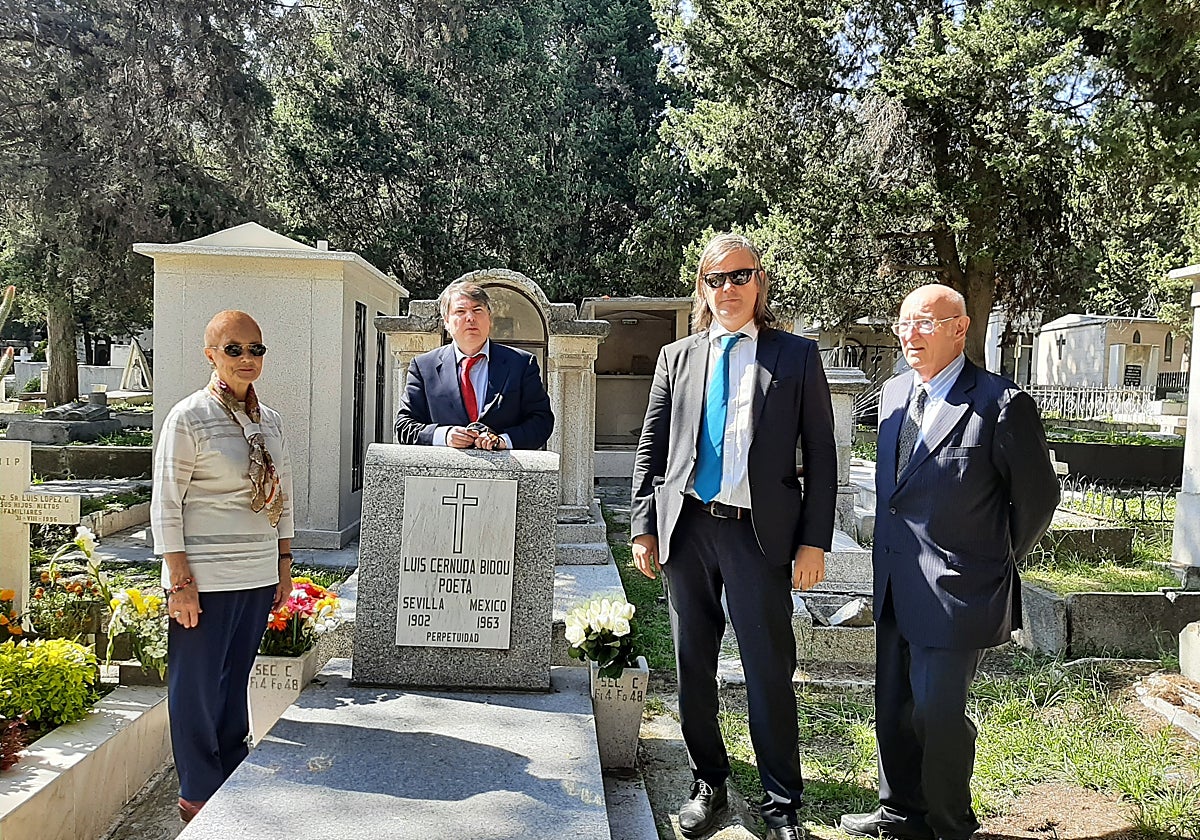 Marysol Orts, Miguel Polaino Orts, Alfonso Castro, decano de Derecho y el profesor Emérito, Miguel Polaino Navarrete ante la tumba de Luis Cernuda en el Panteón Jardín de Ciudad de México