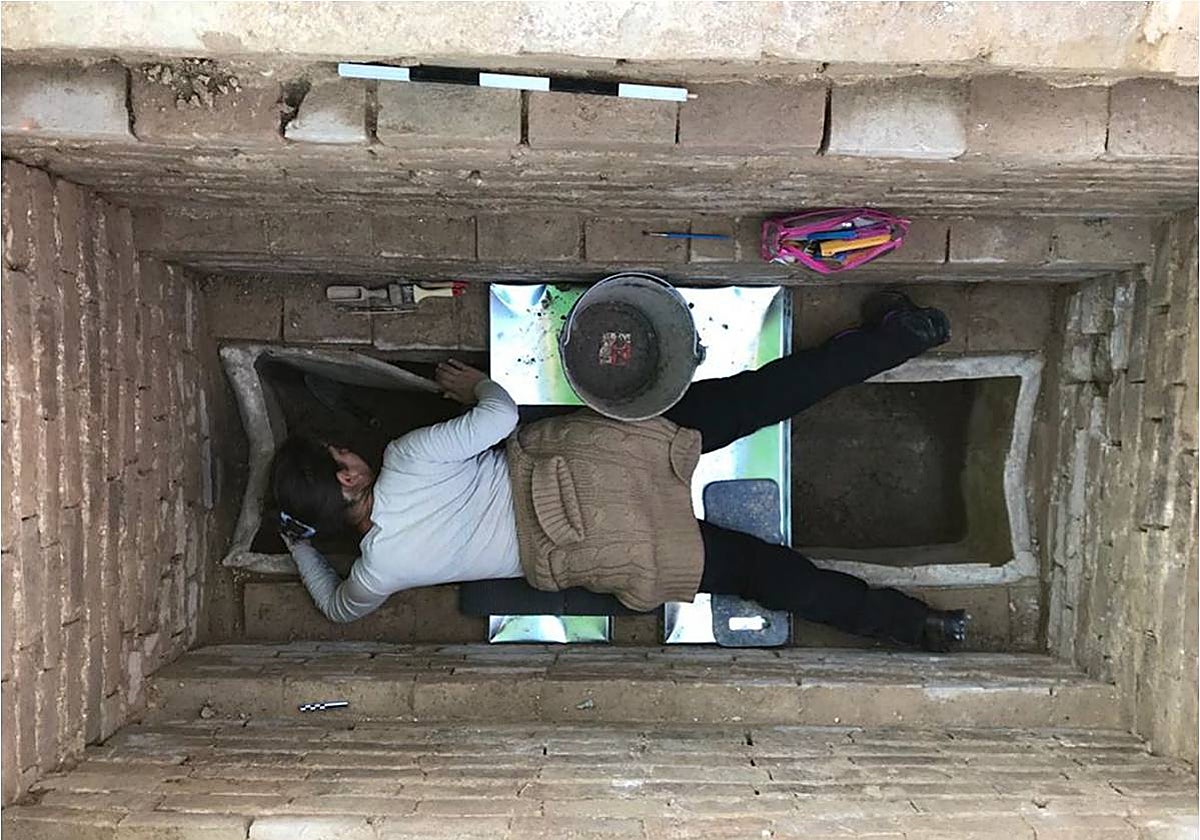 Trabajos arqueológicos en la tumba hallada en La Puebla de Cazalla