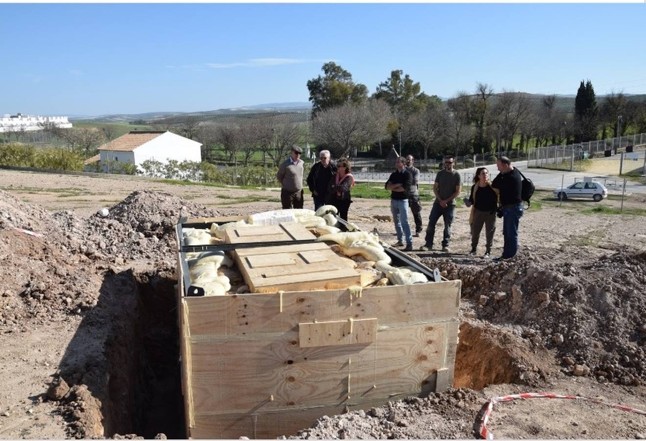 Imágenes de la tumba descubierta por el arqueólogo Alejandro Jiménez y los objetos de valor que albergaba