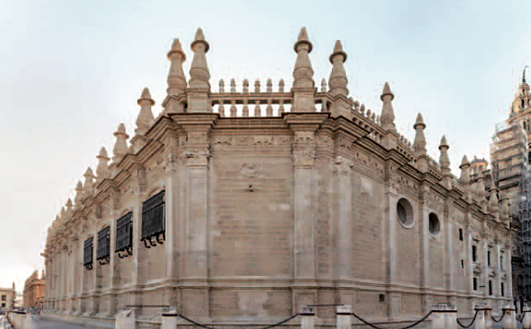 Imagen principal - La Catedral ha acometido restauraciones en elementos tan simbólicos como las fachadas renacentistas, las de la Giralda o en la Cieguecita de Martínez Montañés
