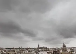 El tiempo en Sevilla: nubes constantes, lluvia intermitente