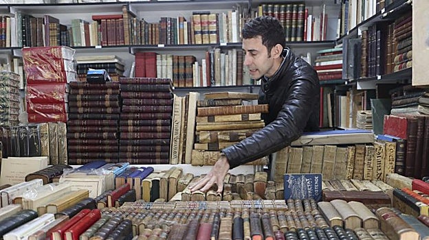 Un librero con algunos de los libros que expone en su caseta