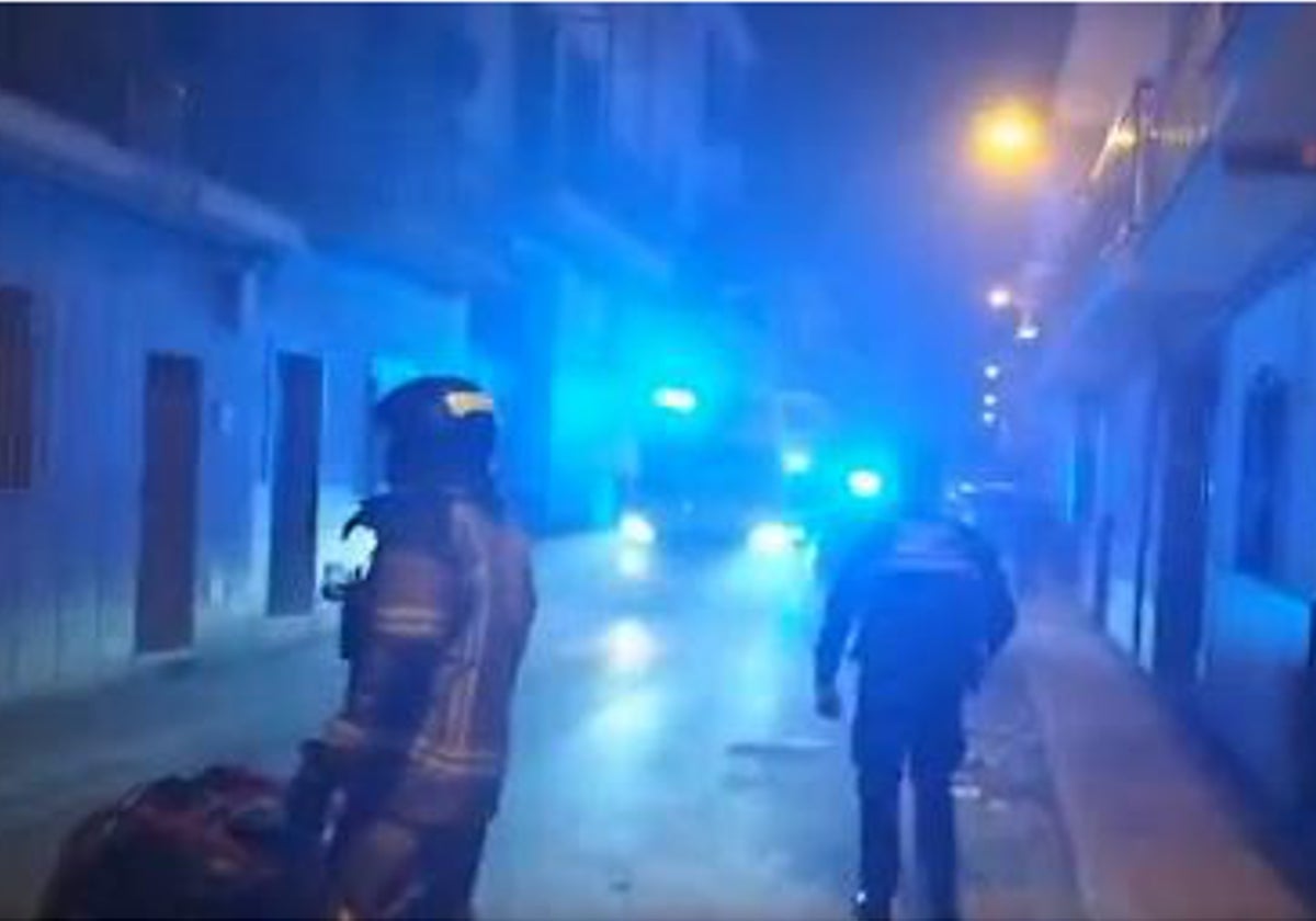 Bomberos y policía cortando la calle