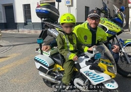 La simpática foto del joven policía local de Sevilla con su moto en el Postigo