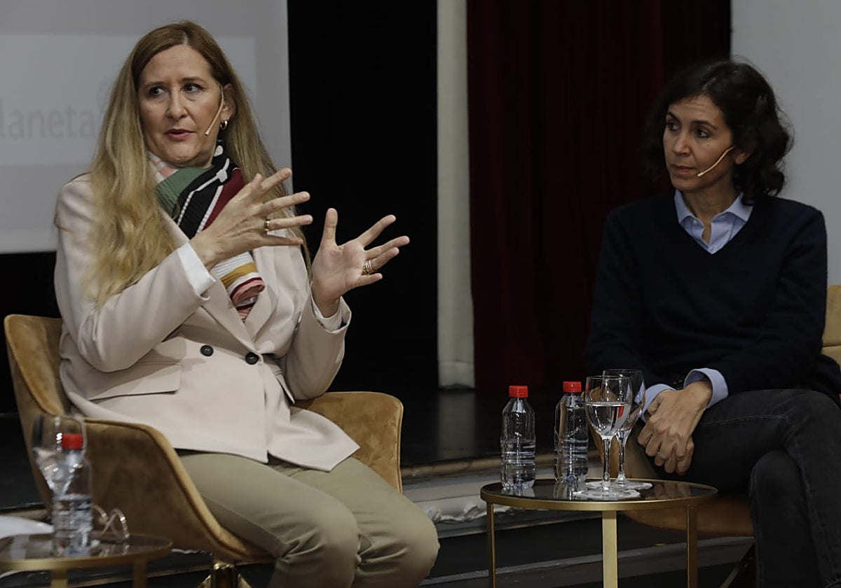 Luz Gabás y Cristina Campos, ganadora y finalista del Premio Planeta 2022, este lunes en Sevilla
