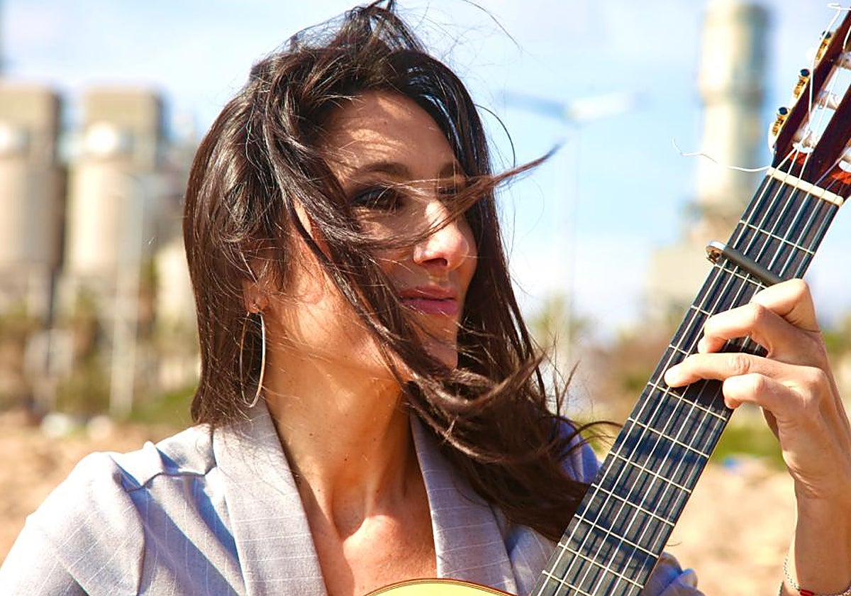 La mairenera Marta Robles con su guitarra