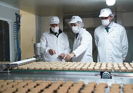 Juanma Moreno cumple con la tradicional visita a Estepa en vísperas de la Navidad