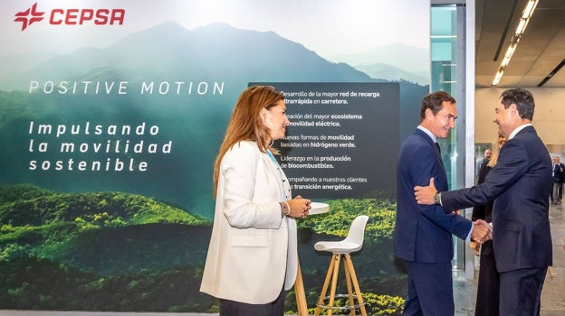 Juanma Moreno Bonilla y Pierre-Yves Sachet se saludan en el MOW Forum Andalucía