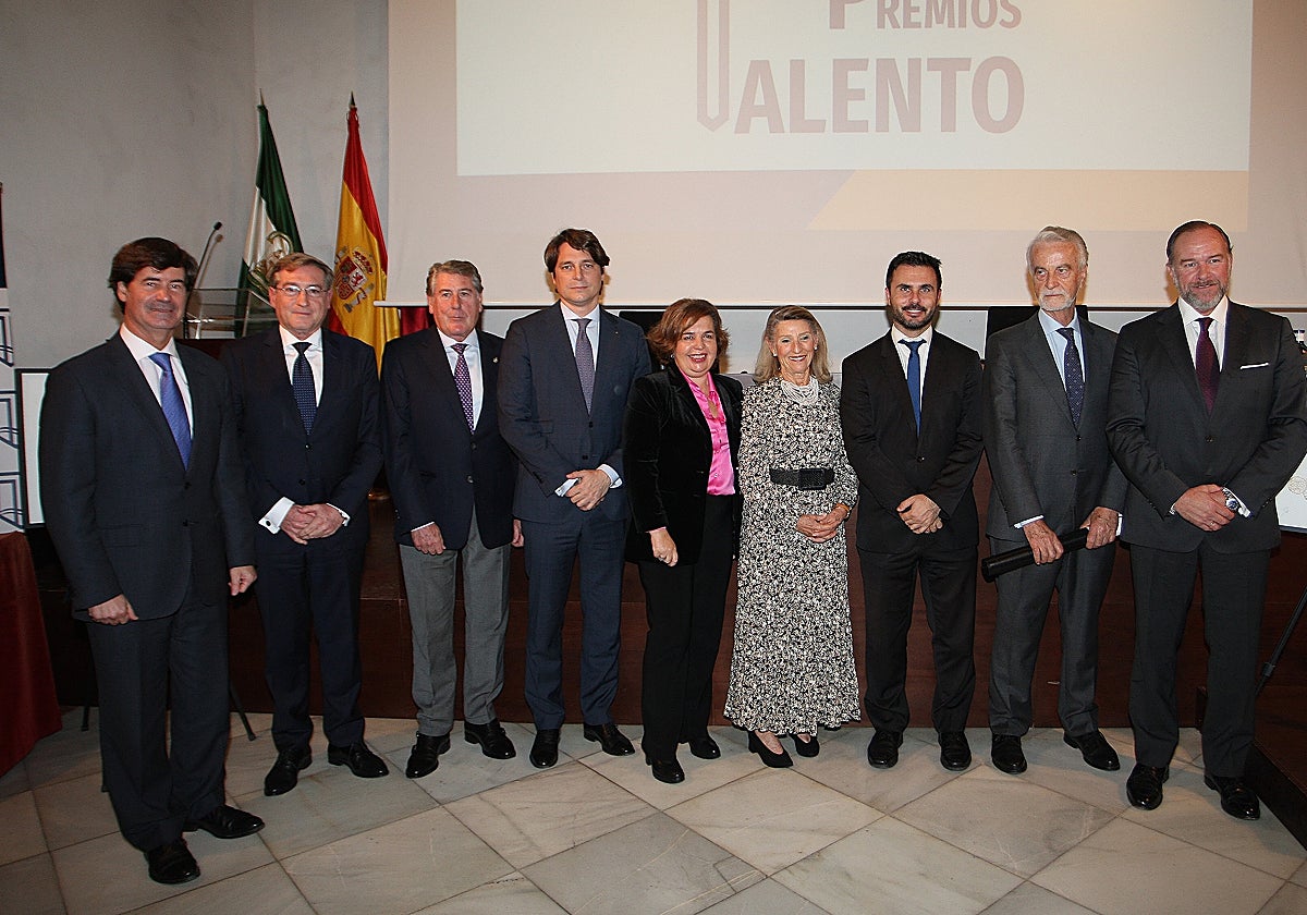 Los premiados, en la foto de familia junto a los organizadores del acto, el Club de Negocios Talento y la firma Crowe