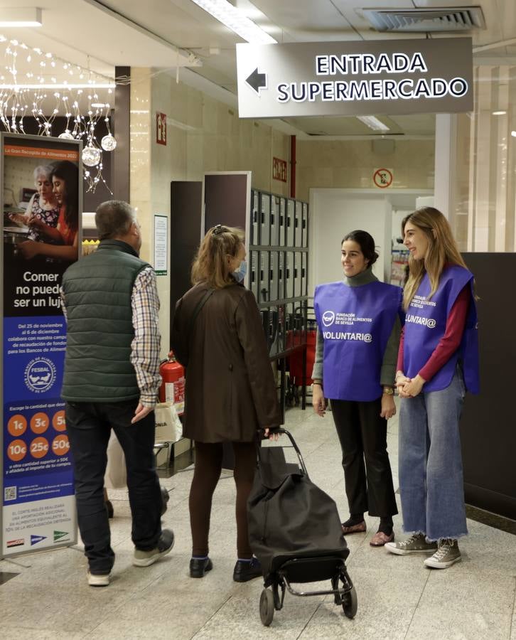 Los voluntarios recogen alimentos a la entrada de los supermercados