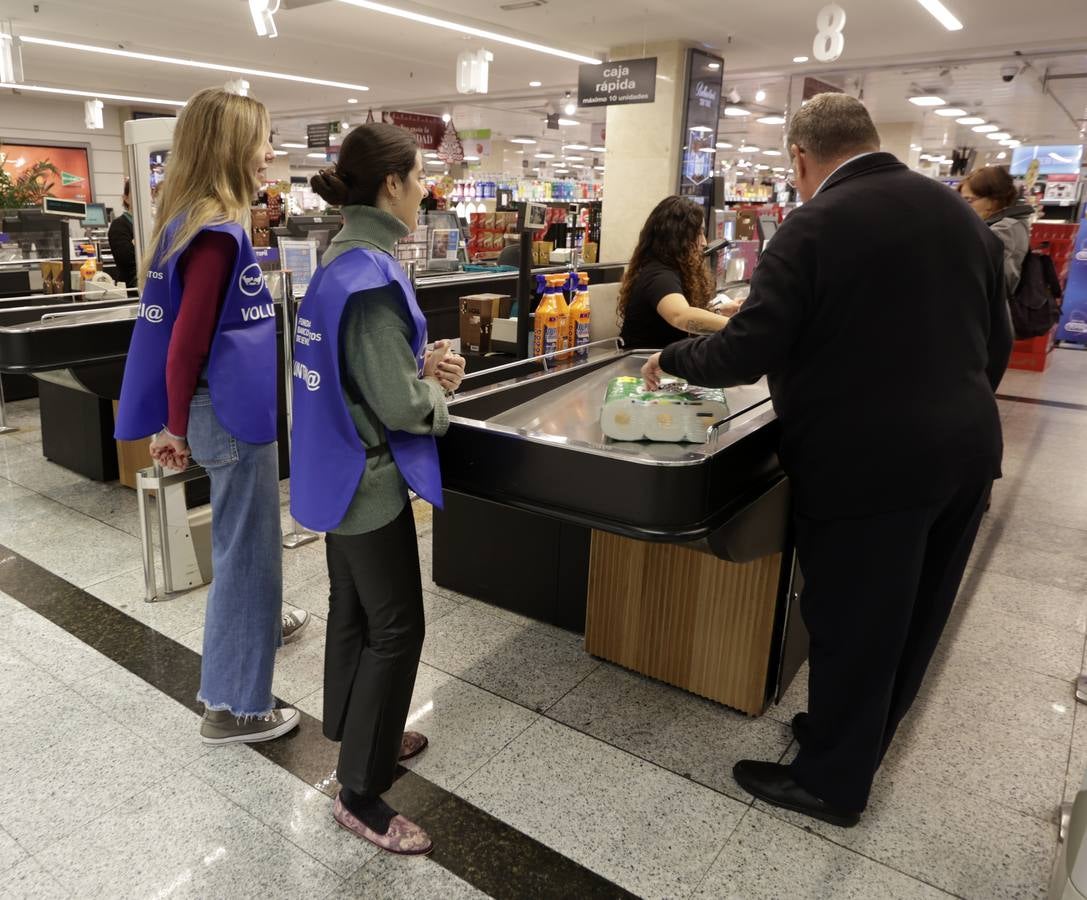 Los voluntarios recogen alimentos a la entrada de los supermercados