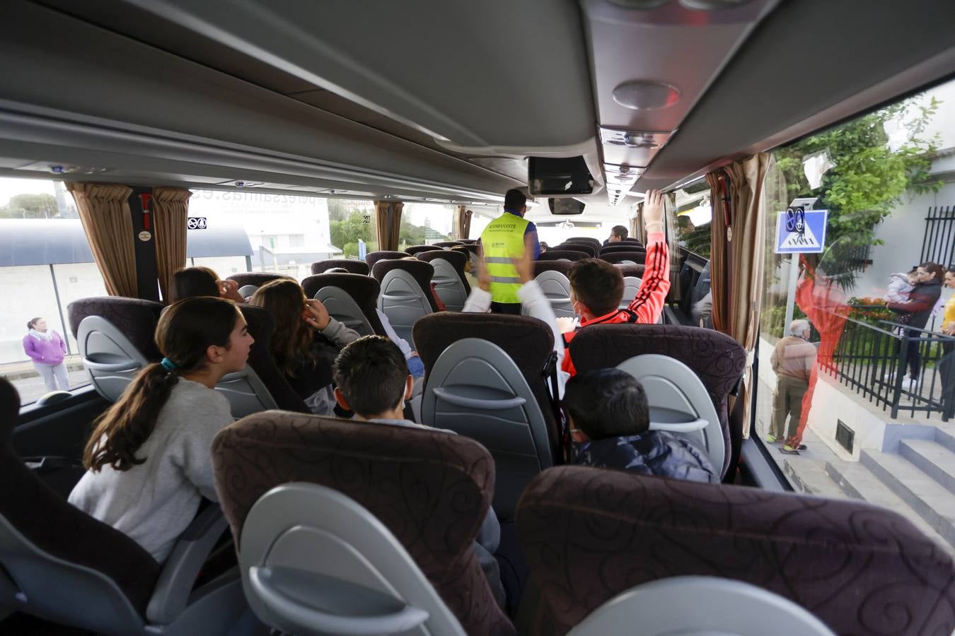 Los niños de Castilleja del Campo se montan en el autobús para ir al colegio en otras localidades