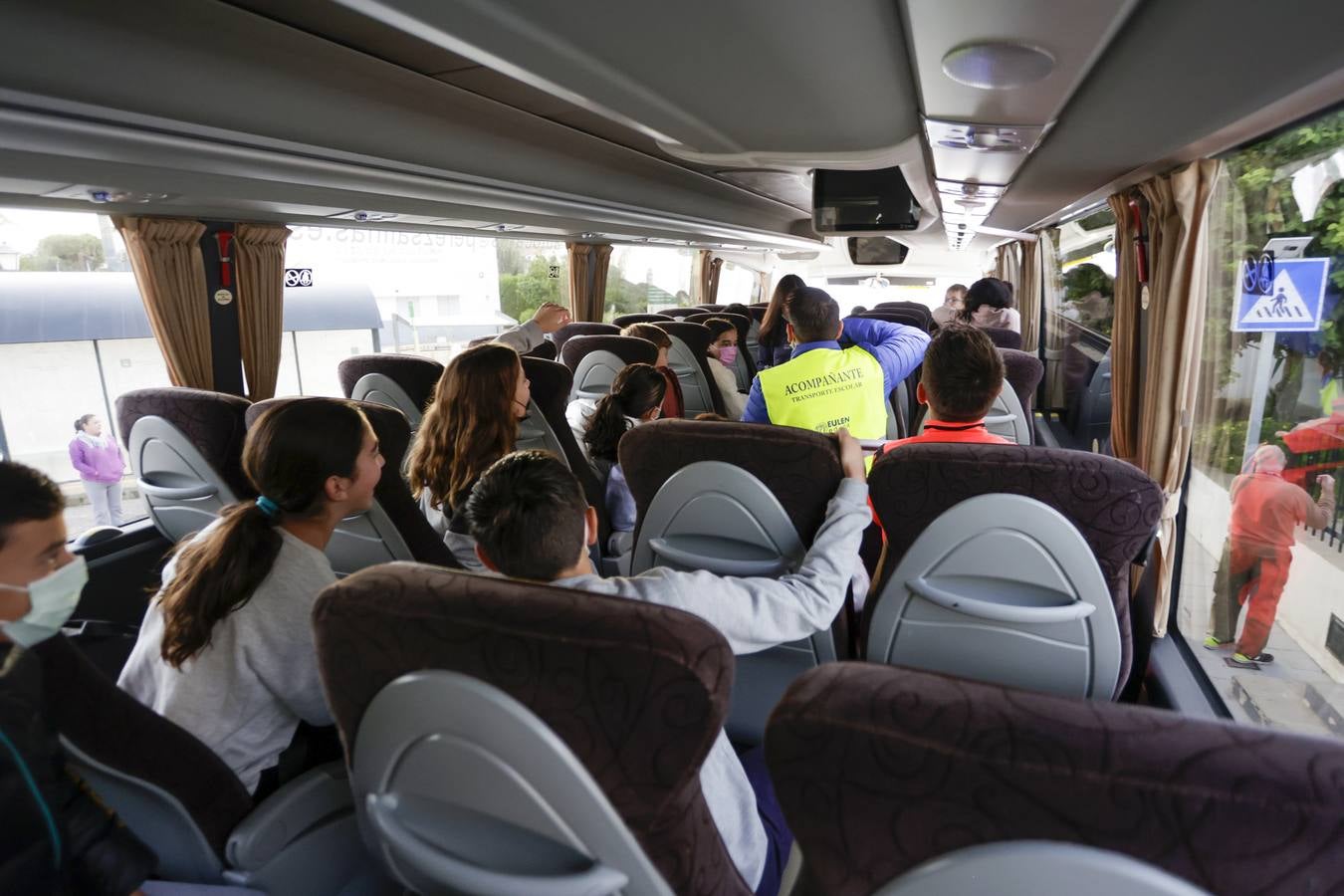 Los niños de Castilleja del Campo se montan en el autobús para ir al colegio en otras localidades