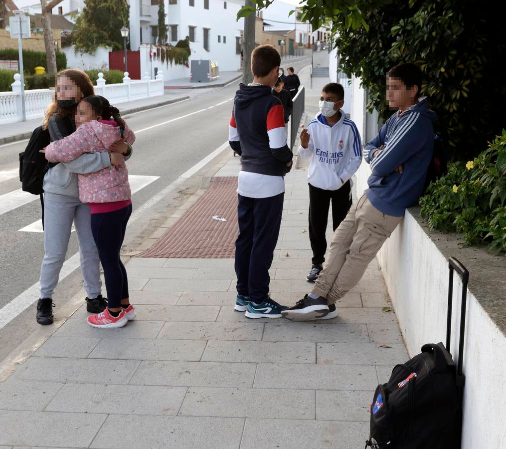 Los niños de Castilleja del Campo se montan en el autobús para ir al colegio en otras localidades