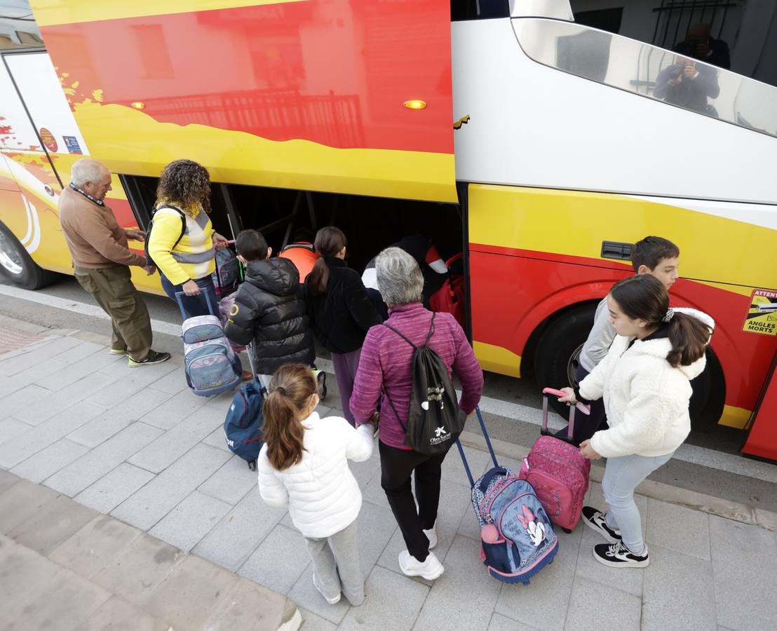 Los niños de Castilleja del Campo se montan en el autobús para ir al colegio en otras localidades