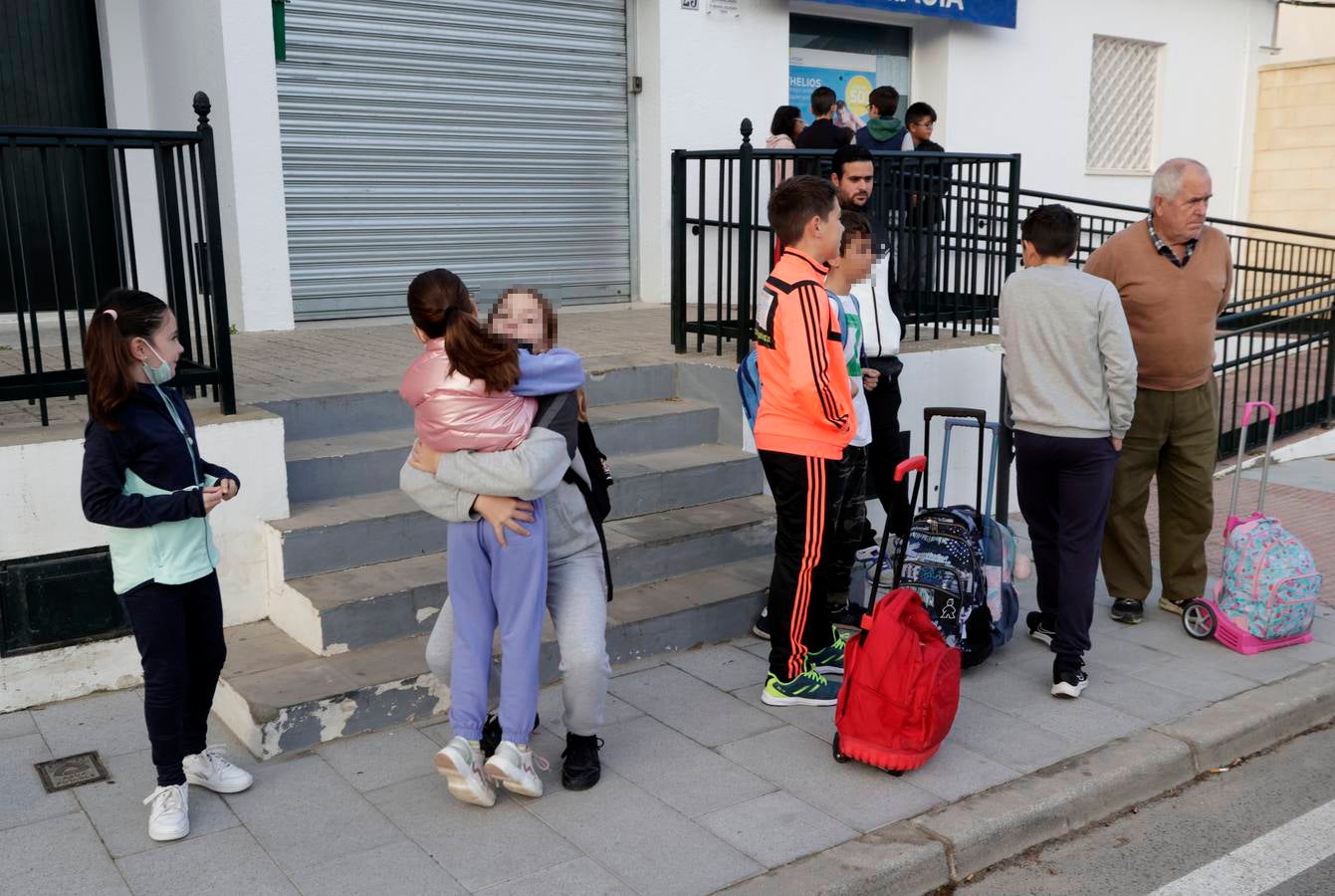 Los niños de Castilleja del Campo se montan en el autobús para ir al colegio en otras localidades